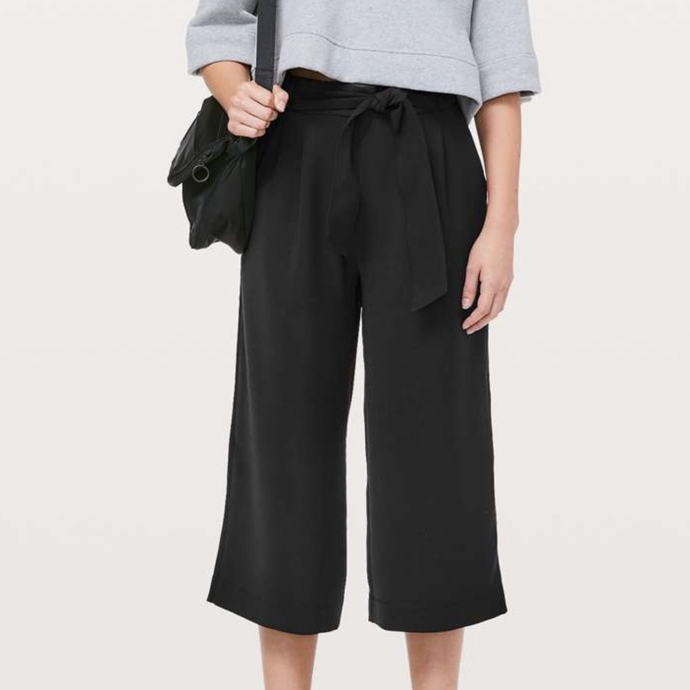 Lululemon Black Wide-Leg Pants “Noir Crop”
Black
Size 4